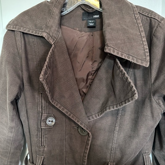 H&M brown short belted, trench coat in subtle plaid, size 6 - Picture 3 of 6
